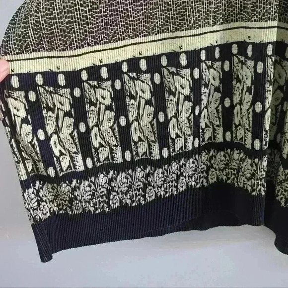 BROCHURE | Women's Vintage Cream/Black Patterned Short Sleeve Shirt - Picture 3 of 4